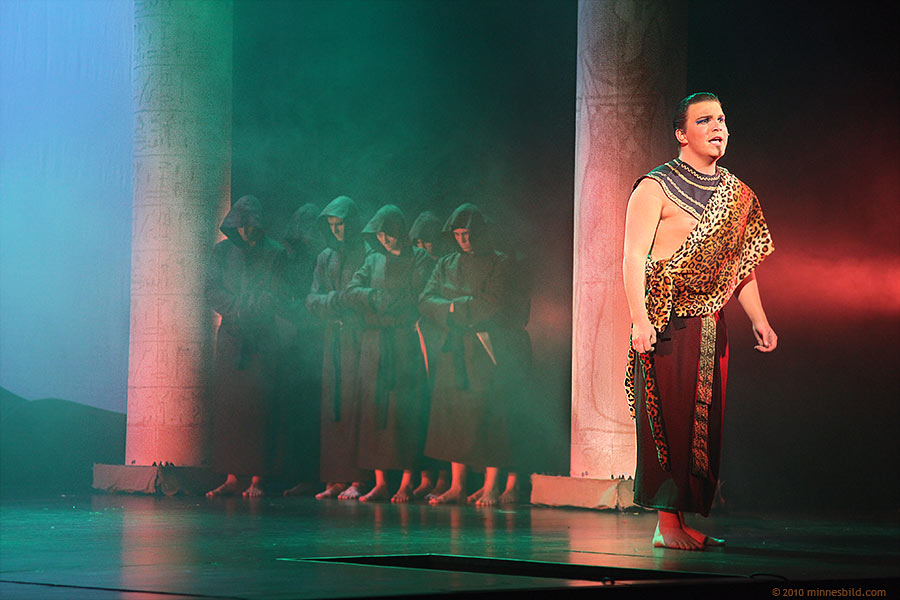 Jonathan Böiers as Zoser in Aida the musical