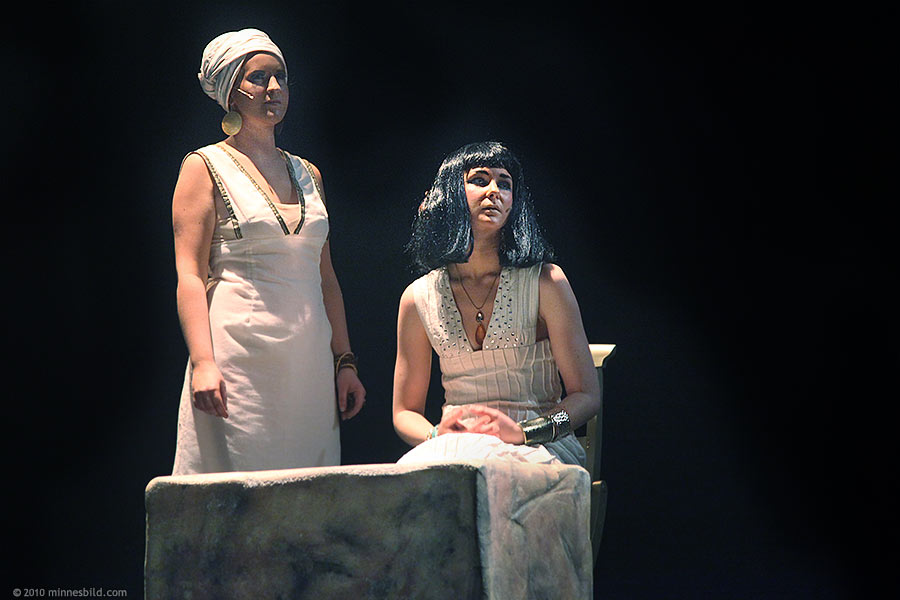 Johanna Brännström som Aida och Emma Jiborn som prinsessan Amneris i musikalen Aida